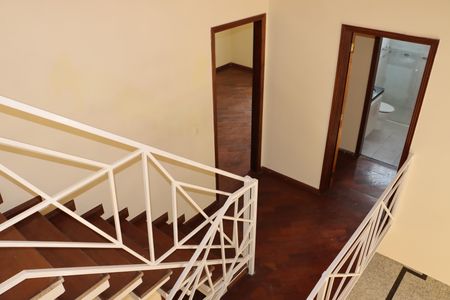 Casa de condomínio para alugar com 320m², 5 quartos e 4 vagasEscada