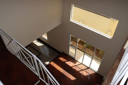 Casa de condomínio para alugar com 320m², 5 quartos e 4 vagasEscada