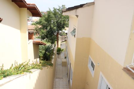 Casa de condomínio para alugar com 320m², 5 quartos e 4 vagasEscada