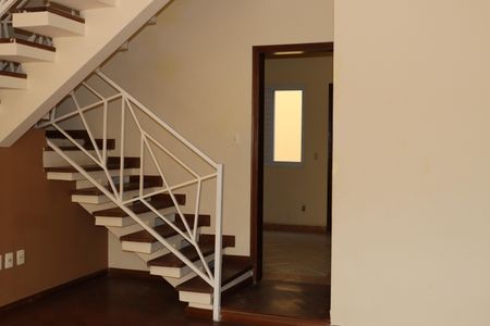 Casa de condomínio para alugar com 320m², 5 quartos e 4 vagasEscada