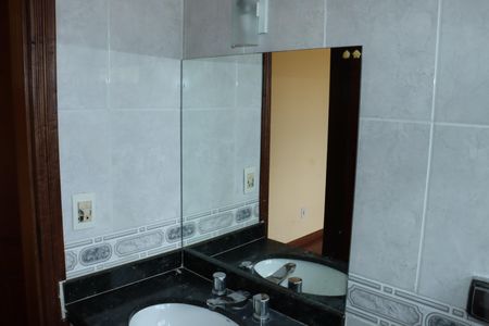 Casa de condomínio para alugar com 320m², 5 quartos e 4 vagasBanheiro da Suíte 4