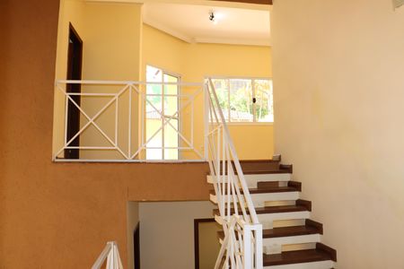 Casa de condomínio para alugar com 320m², 5 quartos e 4 vagasEscada