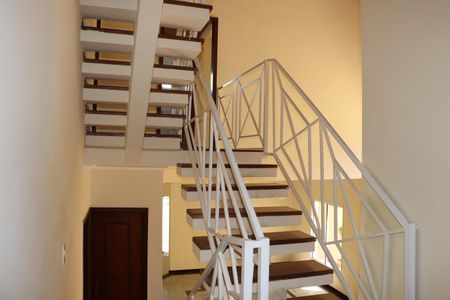 Casa de condomínio para alugar com 320m², 5 quartos e 4 vagasEscada