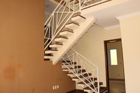 Casa de condomínio para alugar com 320m², 5 quartos e 4 vagasEscada