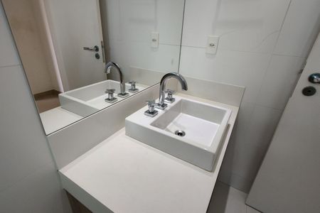 Casa de condomínio para alugar com 283m², 3 quartos e 2 vagasBanheiro da Suíte 3