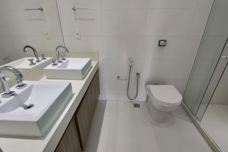 Casa de condomínio para alugar com 283m², 3 quartos e 2 vagasBanheiro da Suíte 2