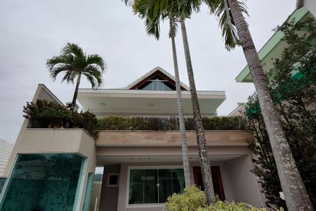 Casa de condomínio para alugar com 283m², 3 quartos e 2 vagasFachada