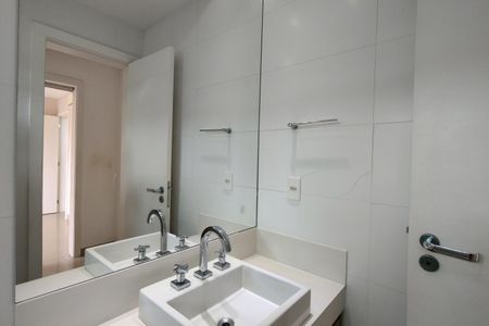 Casa de condomínio para alugar com 283m², 3 quartos e 2 vagasBanheiro da Suíte 3