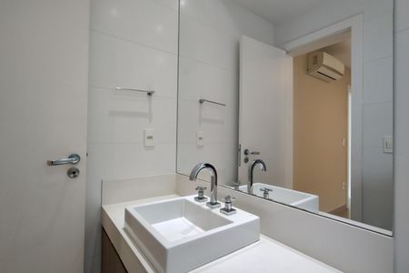 Casa de condomínio para alugar com 283m², 3 quartos e 2 vagasBanheiro da Suíte 1