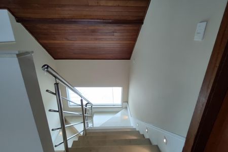 Casa de condomínio para alugar com 283m², 3 quartos e 2 vagasEscada