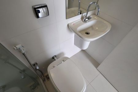 Casa de condomínio para alugar com 283m², 3 quartos e 2 vagasBanheiro de serviço