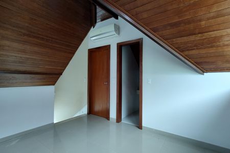 Casa de condomínio para alugar com 283m², 3 quartos e 2 vagasSótão