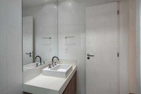 Casa de condomínio para alugar com 283m², 3 quartos e 2 vagasBanheiro da Suíte 3