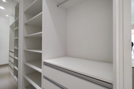 Casa de condomínio para alugar com 283m², 3 quartos e 2 vagas Casa de condomínio para alugar com 283m², 3 quartos e 2 vagasCloset da suíte 3