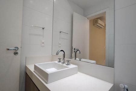 Casa de condomínio para alugar com 283m², 3 quartos e 2 vagasBanheiro da Suíte 1