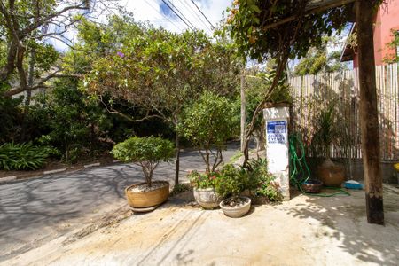 Casa à venda com 300m², 6 quartos e 4 vagas Casa à venda com 300m², 6 quartos e 4 vagasPlaca