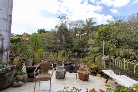 Casa à venda com 300m², 6 quartos e 4 vagas Casa à venda com 300m², 6 quartos e 4 vagasÁrea Externa