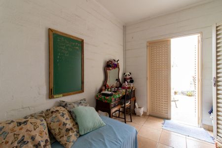 Casa à venda com 300m², 6 quartos e 4 vagas Casa à venda com 300m², 6 quartos e 4 vagasQuarto 4