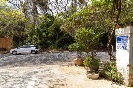 Casa à venda com 300m², 6 quartos e 4 vagas Casa à venda com 300m², 6 quartos e 4 vagasPlaca