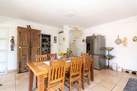 Casa à venda com 300m², 6 quartos e 4 vagas Casa à venda com 300m², 6 quartos e 4 vagasCozinha
