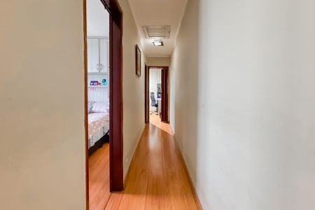Casa à venda com 350m², 4 quartos e 2 vagas Casa à venda com 350m², 4 quartos e 2 vagasCorredor - Piso Superior