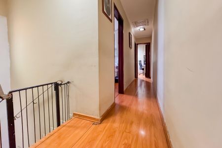 Casa à venda com 350m², 4 quartos e 2 vagas Casa à venda com 350m², 4 quartos e 2 vagasCorredor - Piso Superior