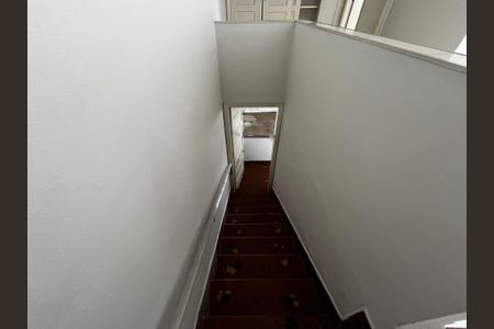 Casa à venda com 198m², 2 quartos e 4 vagas Casa à venda com 198m², 2 quartos e 4 vagasEscada