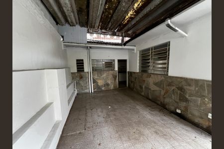 Casa à venda com 198m², 2 quartos e 4 vagas Casa à venda com 198m², 2 quartos e 4 vagasQuintal