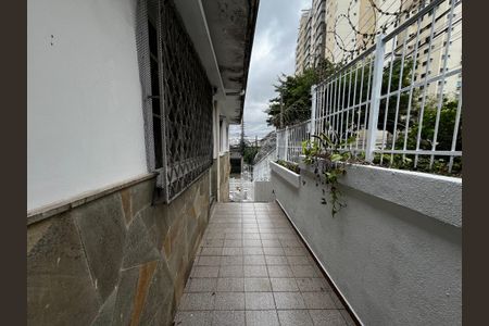 Casa à venda com 198m², 2 quartos e 4 vagas Casa à venda com 198m², 2 quartos e 4 vagasCorredor