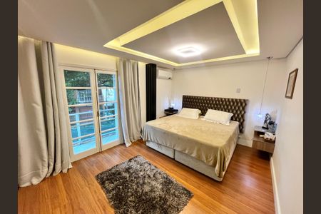 Casa à venda com 200m², 3 quartos e 6 vagas Casa à venda com 200m², 3 quartos e 6 vagasQuarto Suíte 1