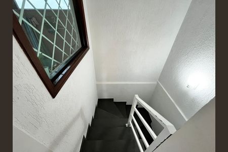 Casa à venda com 200m², 3 quartos e 6 vagas Casa à venda com 200m², 3 quartos e 6 vagasEscada