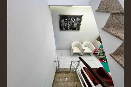 Casa à venda com 200m², 3 quartos e 6 vagas Casa à venda com 200m², 3 quartos e 6 vagasEscada