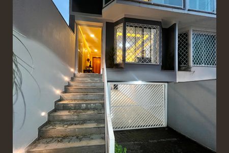 Casa à venda com 200m², 3 quartos e 6 vagas Casa à venda com 200m², 3 quartos e 6 vagasFachada