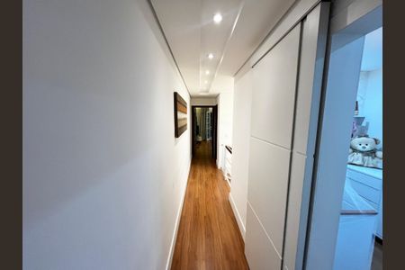 Casa à venda com 200m², 3 quartos e 6 vagas Casa à venda com 200m², 3 quartos e 6 vagasCorredor