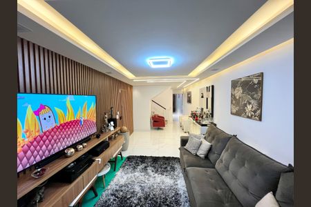 Casa à venda com 200m², 3 quartos e 6 vagas Casa à venda com 200m², 3 quartos e 6 vagasSala