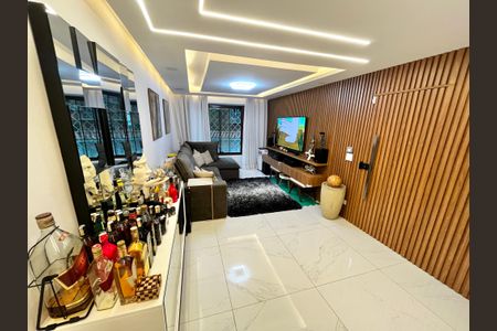 Casa à venda com 200m², 3 quartos e 6 vagas Casa à venda com 200m², 3 quartos e 6 vagasSala