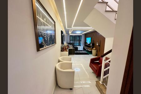 Casa à venda com 200m², 3 quartos e 6 vagas Casa à venda com 200m², 3 quartos e 6 vagasSala