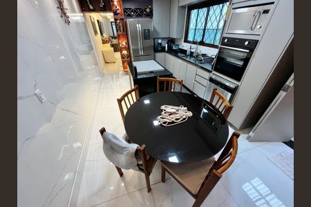 Casa à venda com 200m², 3 quartos e 6 vagas Casa à venda com 200m², 3 quartos e 6 vagasCozinha