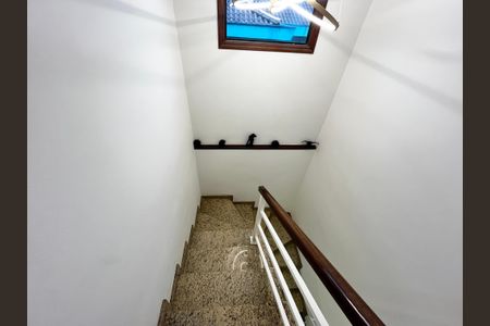 Casa à venda com 200m², 3 quartos e 6 vagas Casa à venda com 200m², 3 quartos e 6 vagasEscada