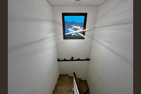 Casa à venda com 200m², 3 quartos e 6 vagas Casa à venda com 200m², 3 quartos e 6 vagasEscada