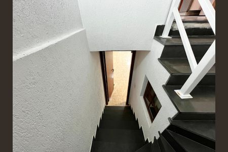 Casa à venda com 200m², 3 quartos e 6 vagas Casa à venda com 200m², 3 quartos e 6 vagasEscada