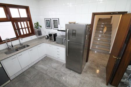 Casa de condomínio para alugar com 450m², 4 quartos e 6 vagasCozinha
