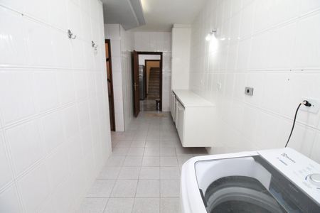 Casa de condomínio para alugar com 450m², 4 quartos e 6 vagasÁrea de Serviço