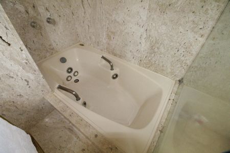 Casa de condomínio para alugar com 450m², 4 quartos e 6 vagasBanheiro da Suíte 1