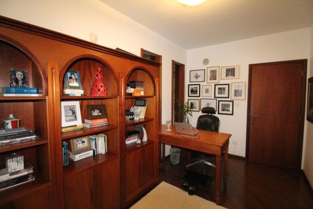 Casa de condomínio para alugar com 450m², 4 quartos e 6 vagasEscritório