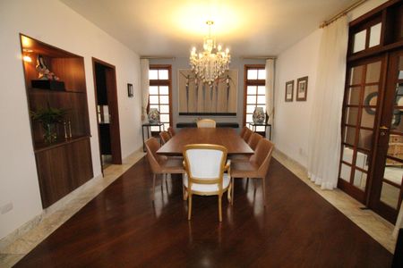 Casa de condomínio para alugar com 450m², 4 quartos e 6 vagasSala 