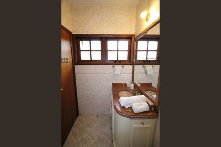 Casa de condomínio para alugar com 450m², 4 quartos e 6 vagasBanheiro da Suíte 2