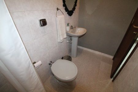 Casa de condomínio para alugar com 450m², 4 quartos e 6 vagasBanheiro 