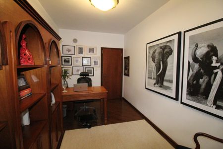 Casa de condomínio para alugar com 450m², 4 quartos e 6 vagasEscritório