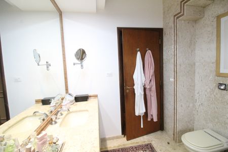 Casa de condomínio para alugar com 450m², 4 quartos e 6 vagasBanheiro da Suíte 1